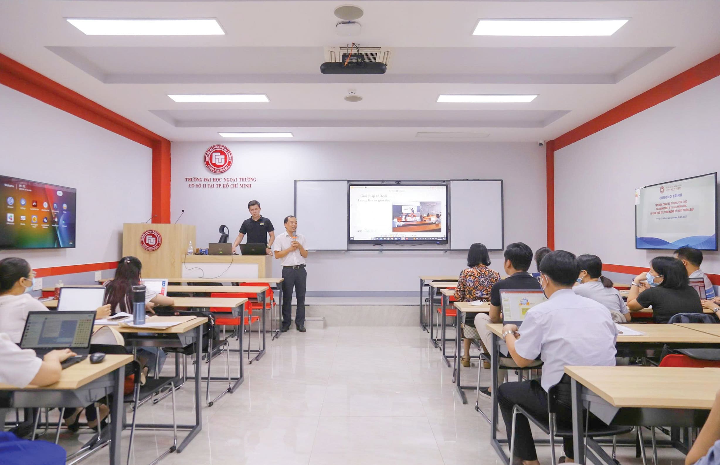 Lắp đặt màn hình treo tường